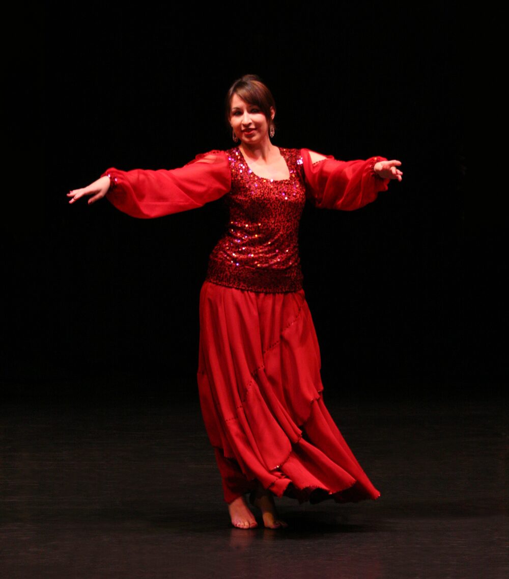 Beatrice Metzler in rotem Bühnenkleid