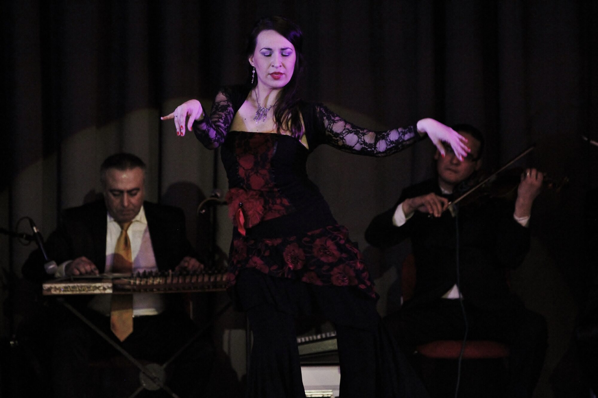 Beatrice Metzler mit Live-Band im Stück Khutwet Sumar