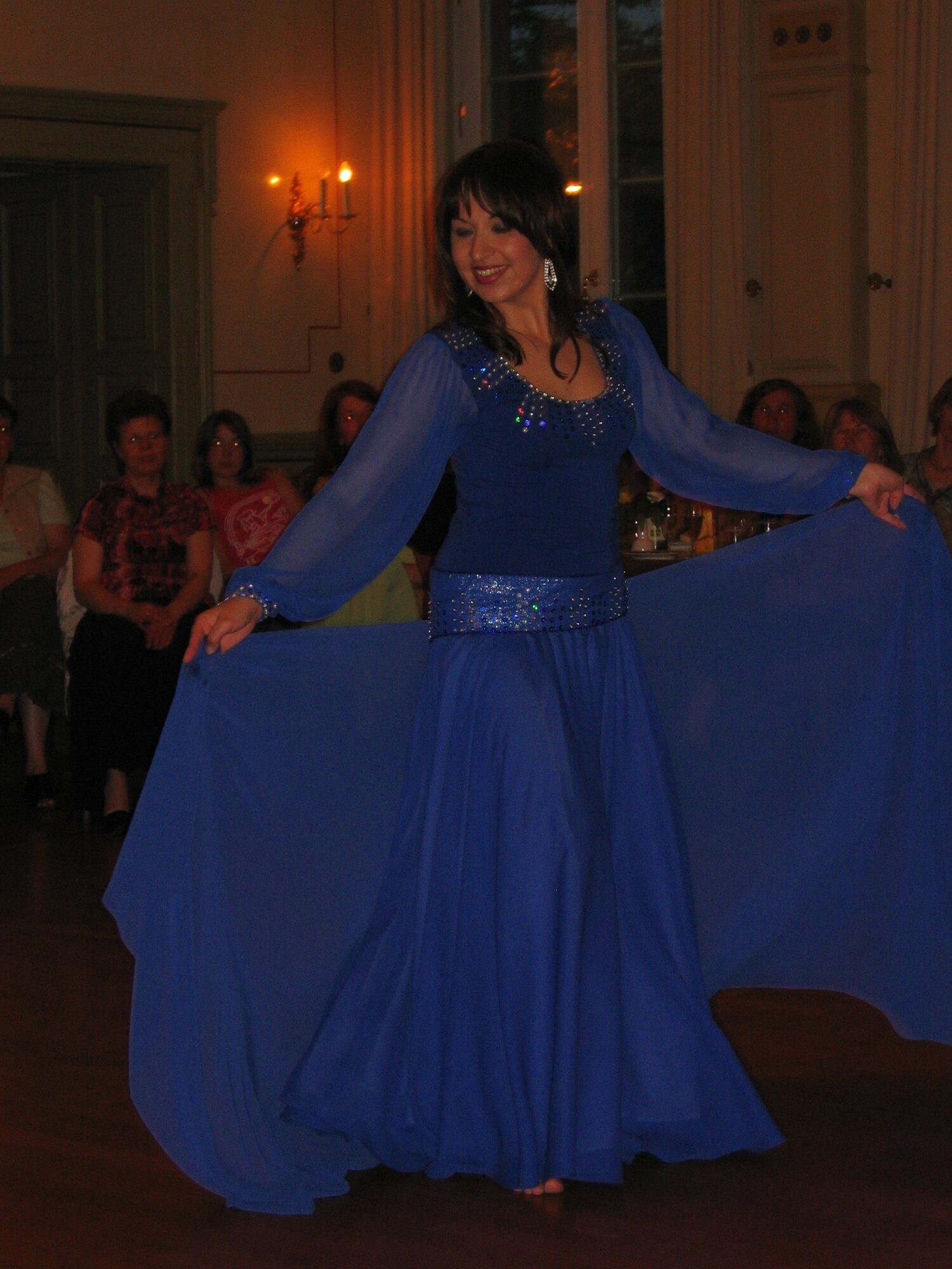 Beatrice Metzler in königsblauem Kleid, Salonatmosphäre