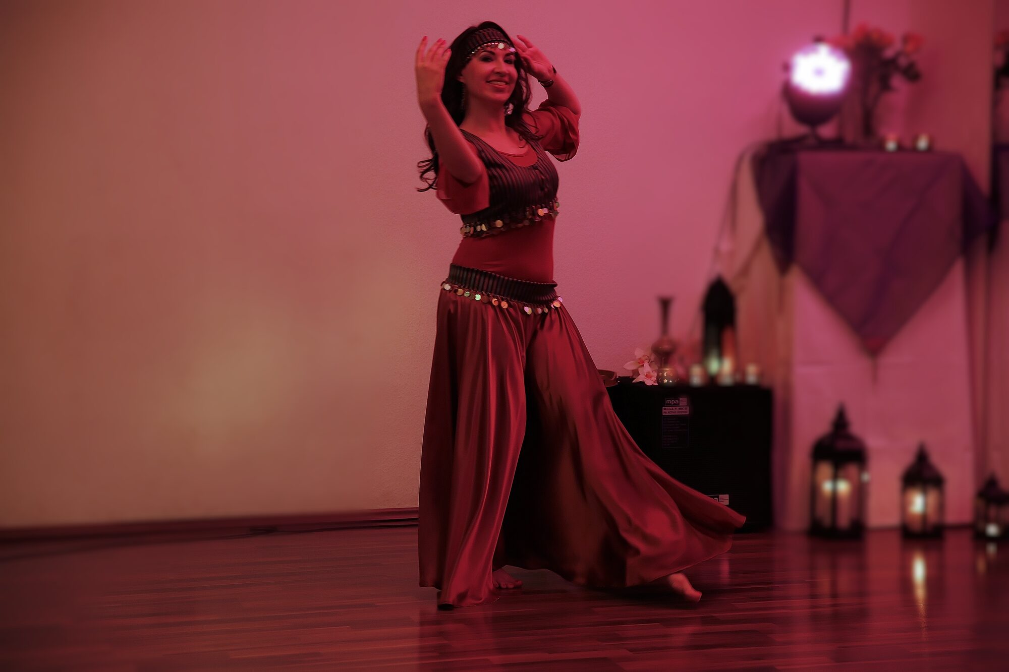 Beatrice Metzler in rotem Satinkleid, Salon mit Laternen