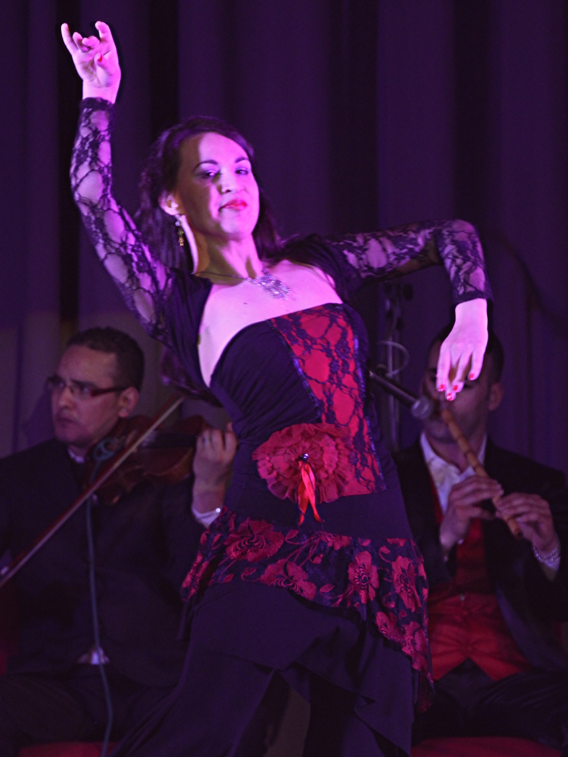 Beatrice Metzler performing Khutwet Sumar with live musicians